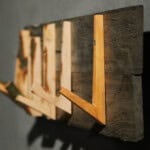Kreative Wanddekoration mit Holzuhren aus recyceltem Holz. Nachhaltige und stilvolle Raumgestaltung.