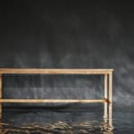Elegante Holzbank am Wasser, reflektiert im ruhigen Wasser, natürliche Atmosphäre, nachhaltiges Holz.