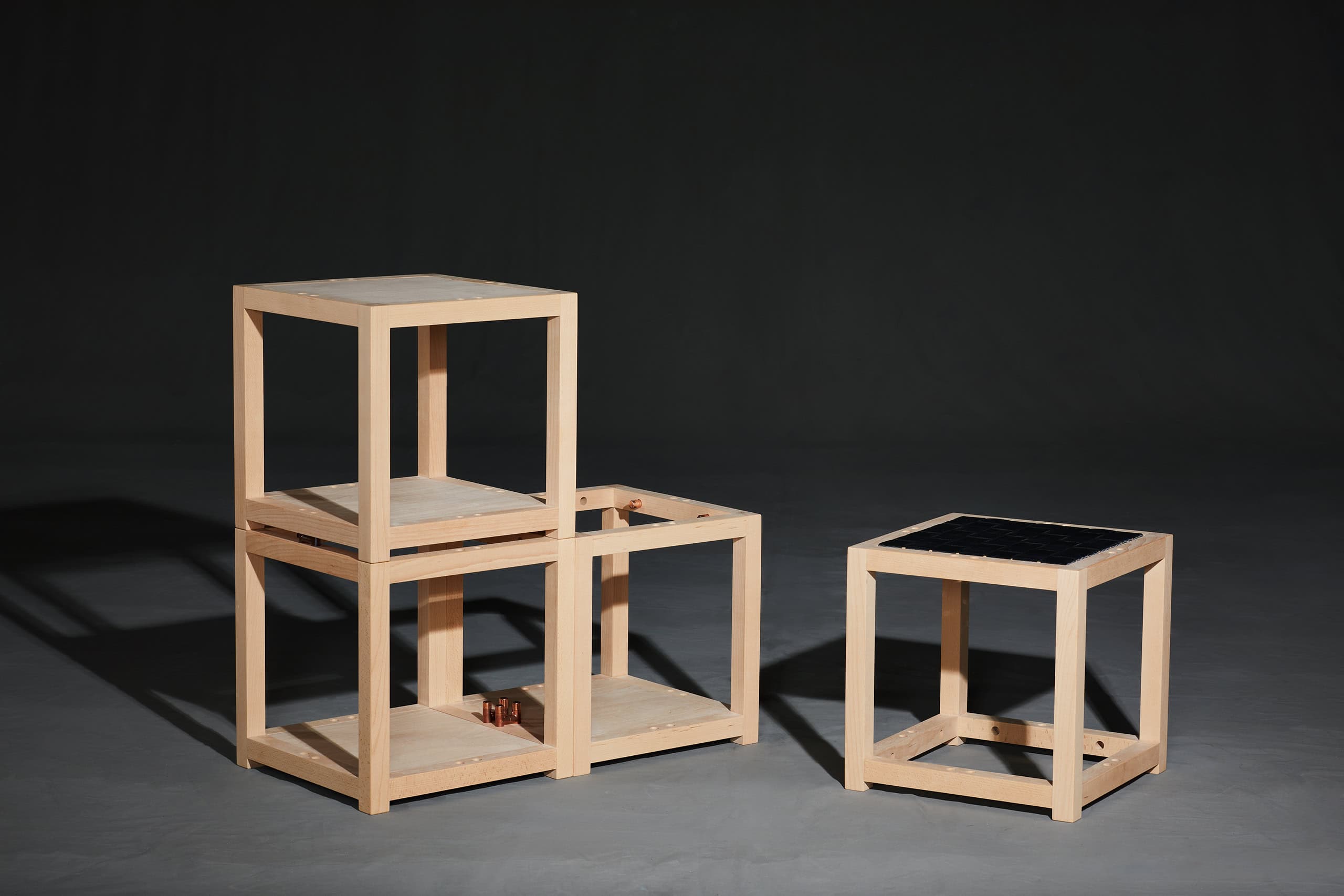 Modular aufgebaute Holzrahmen für nachhaltige Möbel- und Raumgestaltung., Regalsystem — holz bewegt 2025