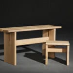 Robuste Holzbank mit passendem Hocker, handgefertigt aus unbehandeltem Holz.