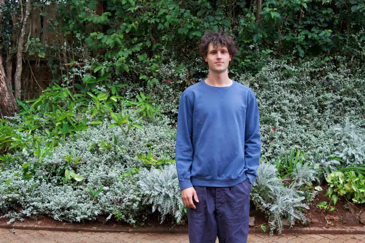 Naturmensch Im Garten, Umgeben Von Grünen Pflanzen Und Sträuchern, Entspannt Und Naturverbunden. Naturmensch Im Garten, Umgeben Von Grünen Pflanzen Und Sträuchern, Entspannt Und Naturverbunden.