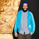 Mann Mit Blauer Mütze Und Blauer Jacke Neben Holzskulptur, Holzkunst.