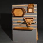 Verschiedene Holzregale und Dekorationen an einer Wand, modernes Design, natürliche Materialien.