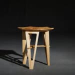 Moderner Holzstuhl mit einzigartigem Design, aus hellem Holz gefertigt.