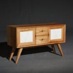 Modernes Holzsideboard mit zwei Schubladen und Spiegel-Details, stilvoll und funktional.