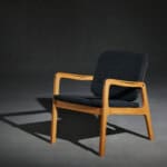 Moderner Holzstuhl mit schwarzem Sitz, ideal für stilvolle Wohnräume und Büros.