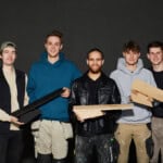 Junge Menschen präsentieren Holzprojekte und Werkzeuge, symbolisieren Engagement für nachhaltige Hol.