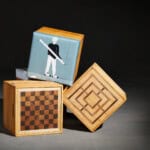 Holzspielwürfel mit verschiedenen Mustern auf dunklem Hintergrund.
