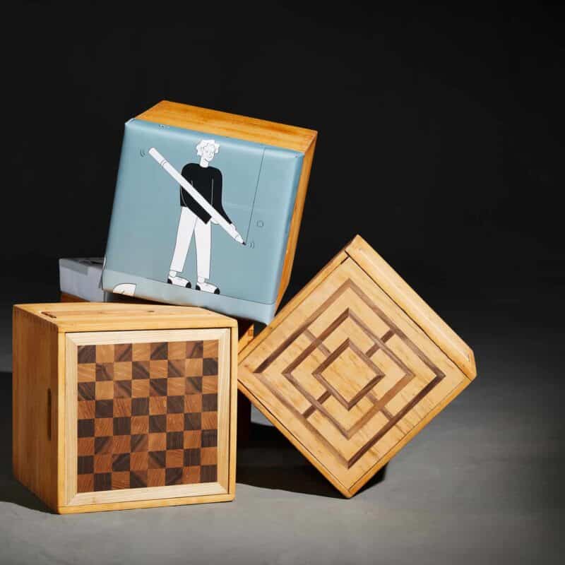 Holzspielwürfel Mit Verschiedenen Mustern Auf Dunklem Hintergrund. Holzspielwürfel Mit Verschiedenen Mustern Auf Dunklem Hintergrund.
