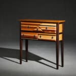 Elegante Holzkommode mit mehreren Schubladen, handgefertigt aus hochwertigem Holz.