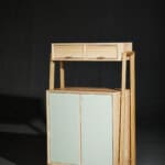 Moderner Holz-Möbelwagen mit Schubladen und Schrank, minimalistisch gestaltet.