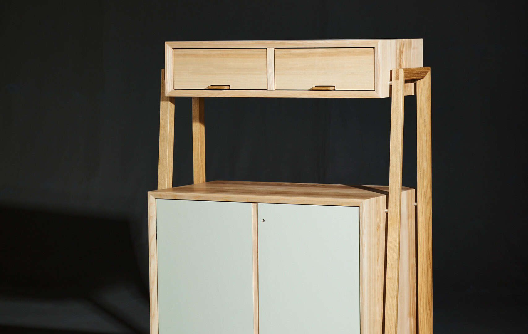 Moderner Holz-Möbelwagen mit Schubladen und Schrank, minimalistisch gestaltet.