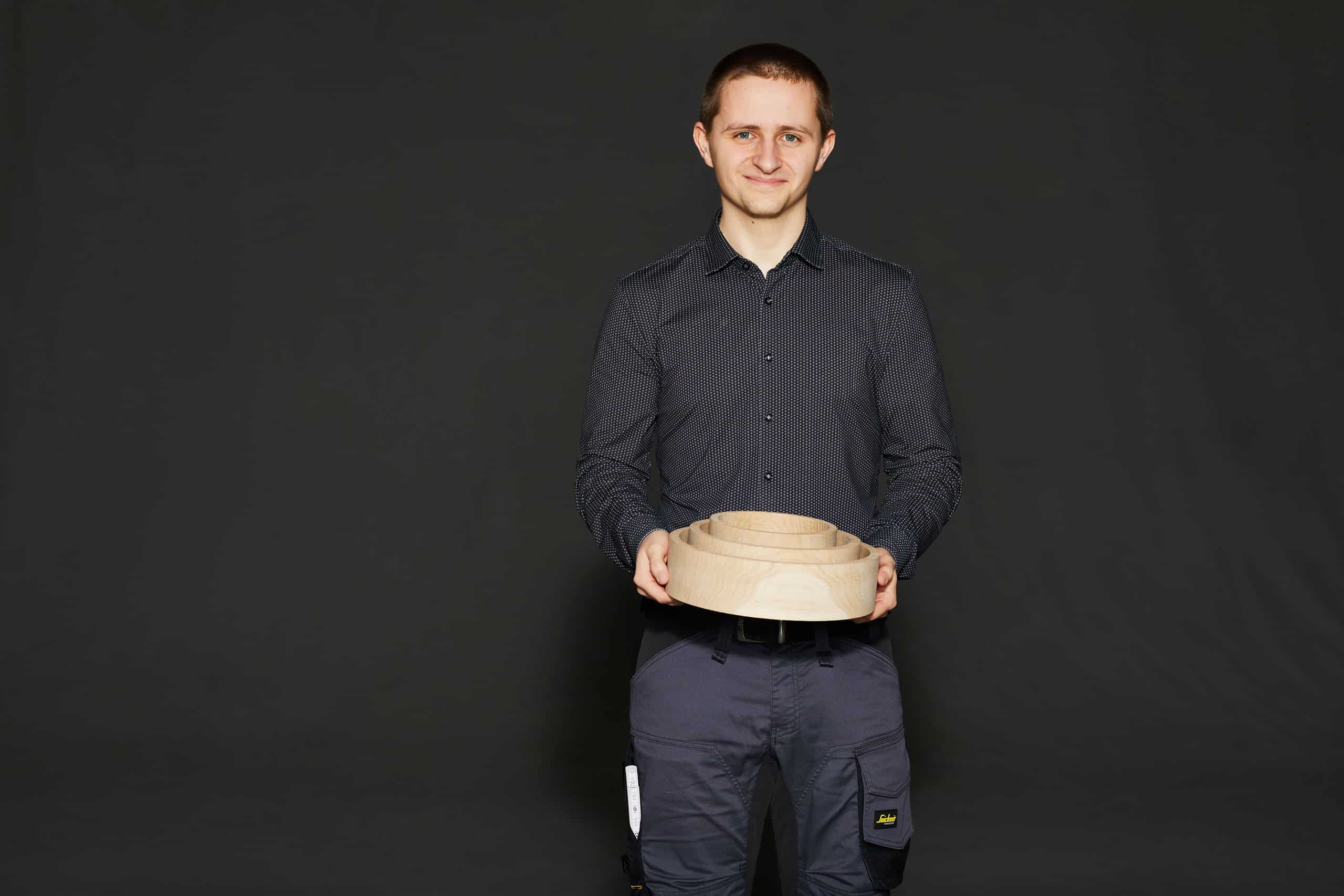 Handwerker Hält Ein Holzprodukt Vor Einem Schwarzen Hintergrund, Fokus Auf Holzverarbeitung., Holzdosen — Holz Bewegt 2025