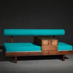 Modernes Sofa mit Holzrahmen und blauer Polsterung, stilvoll und bequem.