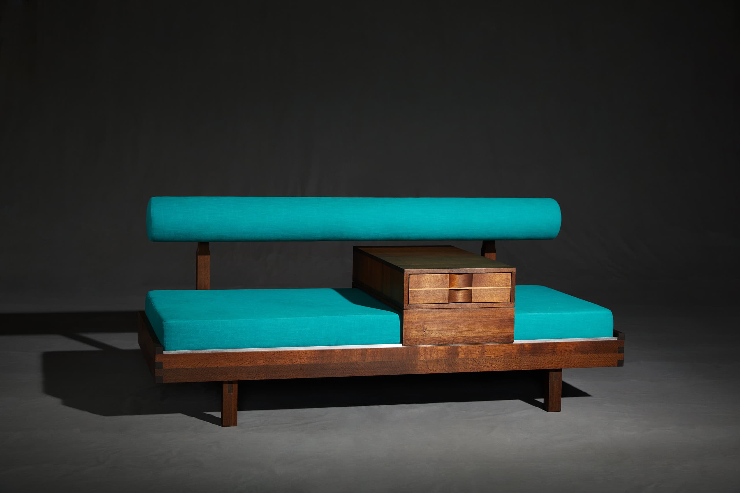 Modernes Sofa mit Holzrahmen und blauer Polsterung, stilvoll und bequem., Sofa — holz bewegt 2025