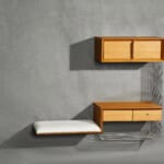 Modernes Wandregal aus Holz mit integriertem Sitz- und Stauraum.
