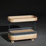 Moderner Holz-Servierwagen mit Rollen, stilvoll und funktional.