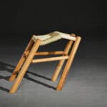 Nachhaltiger Holzstuhl aus Naturholz mit geflochtenem Sitz, umweltfreundlich und langlebig.