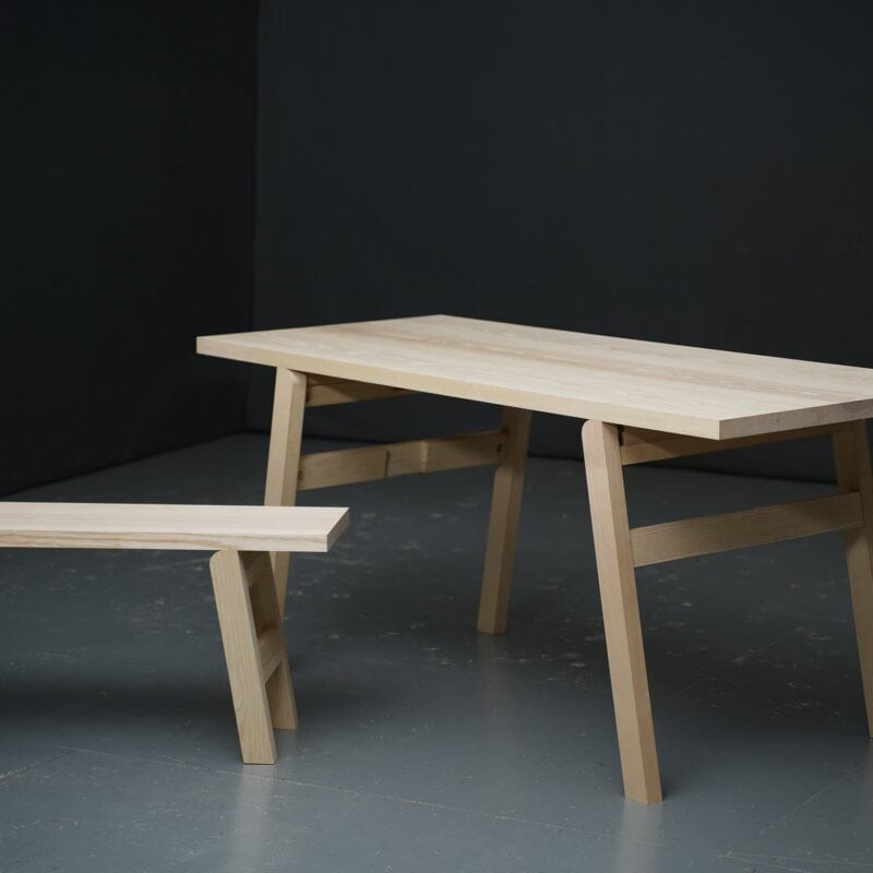 Moderner Holztisch Mit Schrägen Beinen, Holzdesign, Minimalistisch. Moderner Holztisch Mit Schrägen Beinen, Holzdesign, Minimalistisch.