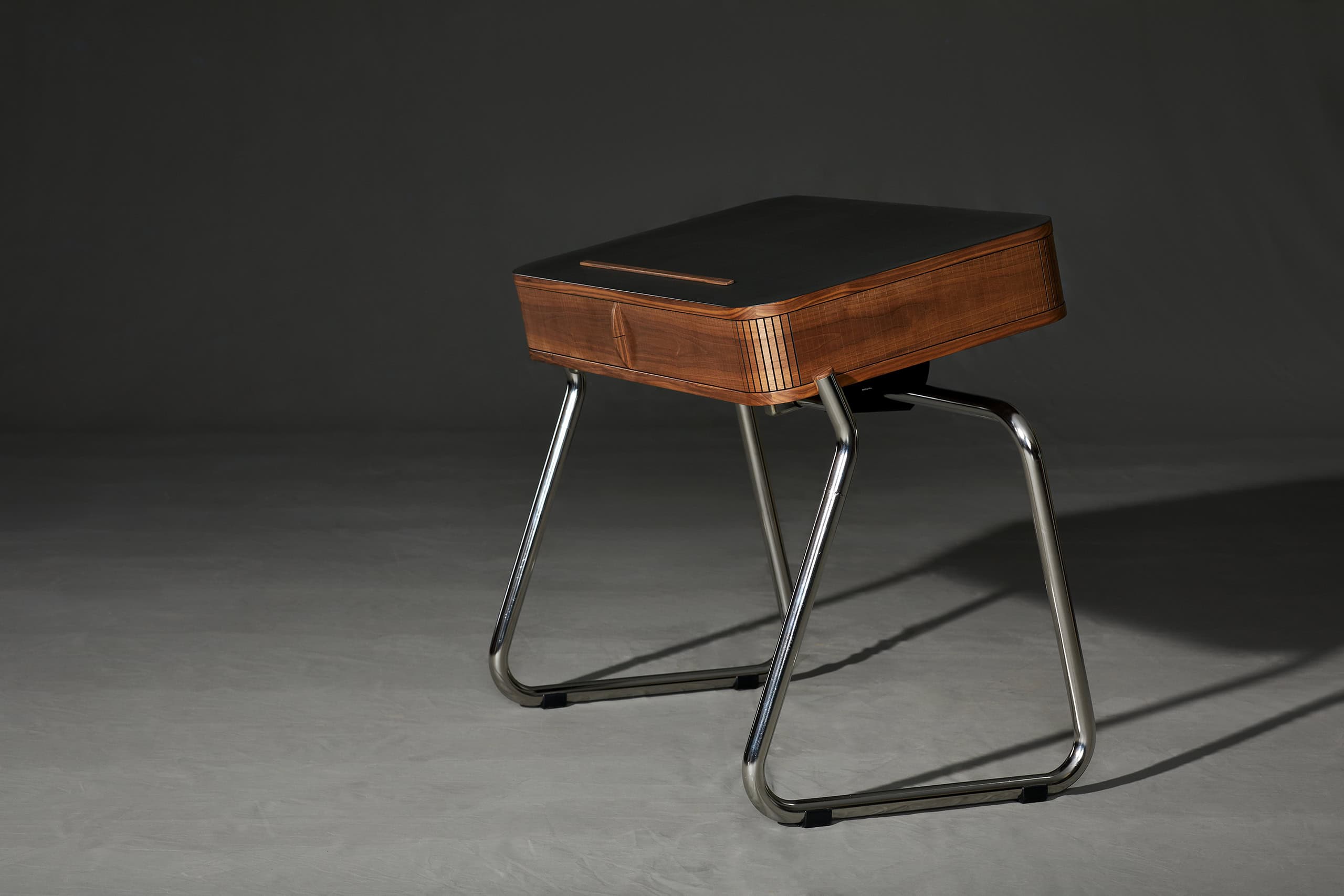 Moderner Beistelltisch aus Holz mit Metallgestell, stilvoll und funktional., Schreibtisch — holz bewegt 2025