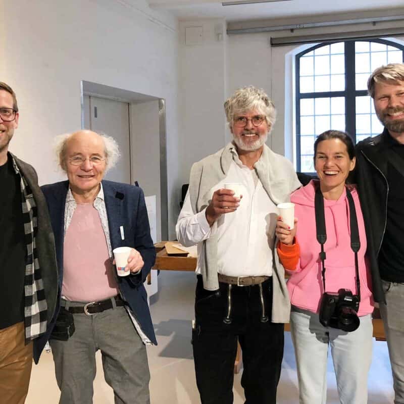 Gruppe Von Menschen Beim Holzhandwerk, Lachend Und Mit Kaffee In Einem Raum. Gruppe Von Menschen Beim Holzhandwerk, Lachend Und Mit Kaffee In Einem Raum.