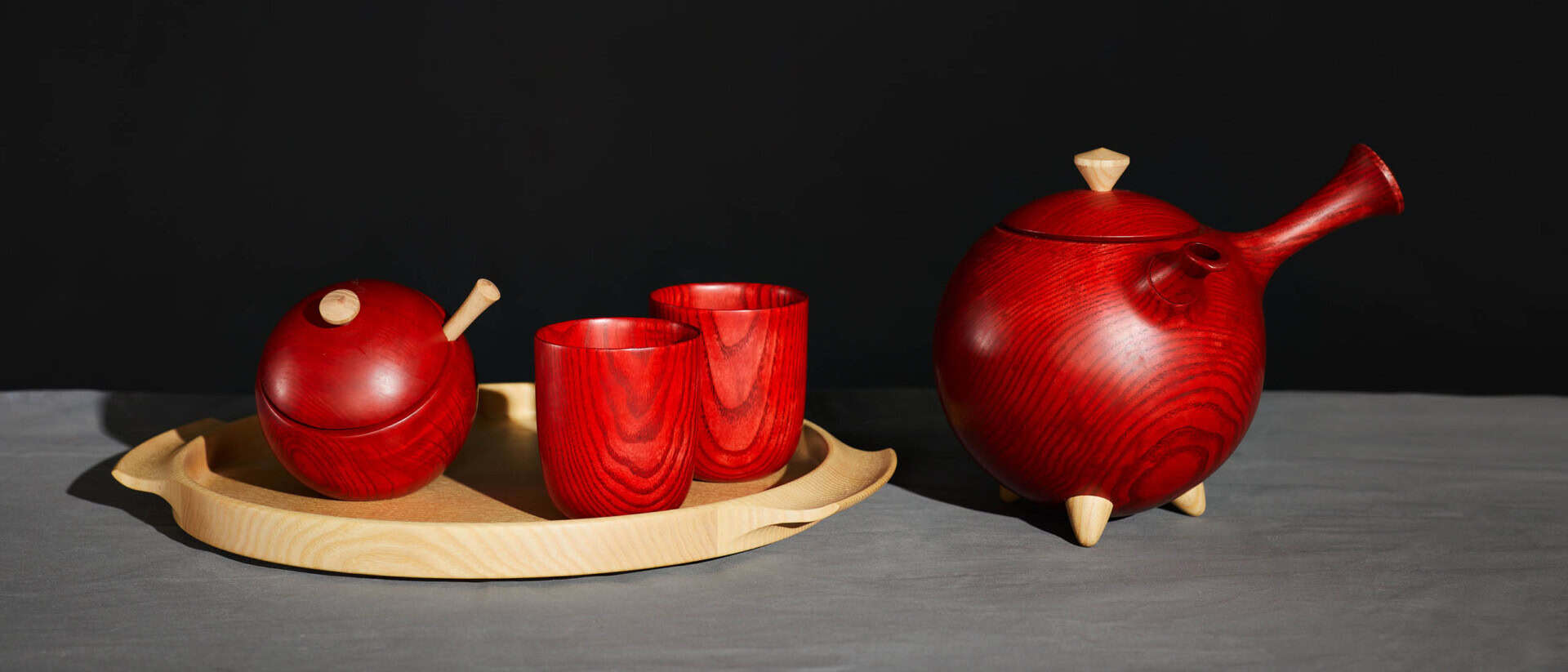 Traditionelle Holz-Teekanne Mit Passenden Tassen, Handgefertigt, Für Nachhaltigen Genuss. Traditionelle Holz-Teekanne Mit Passenden Tassen, Handgefertigt, Für Nachhaltigen Genuss.
