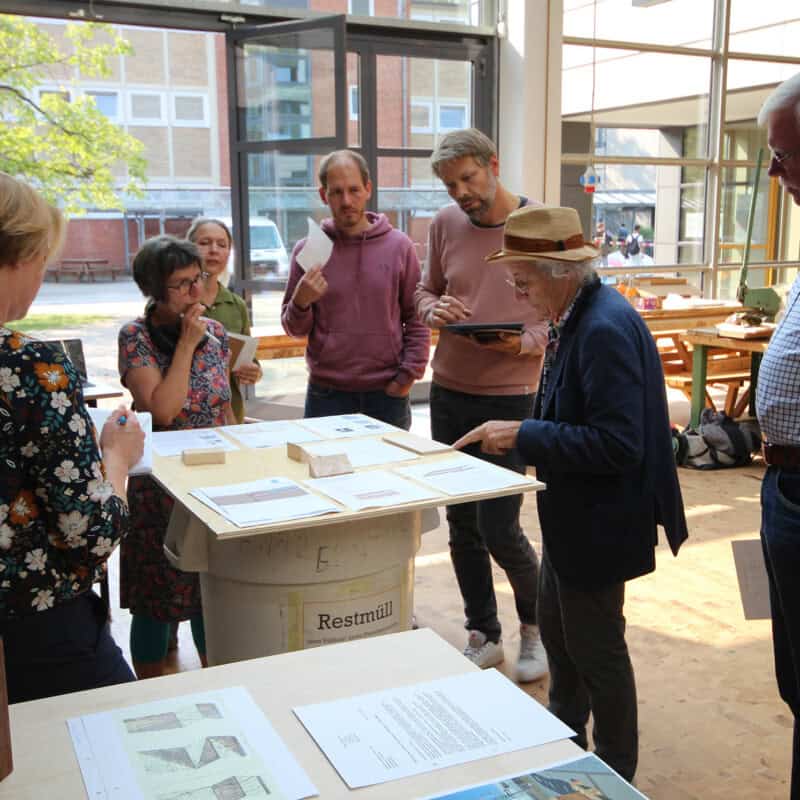 Gruppe Von Menschen Bei Holz-Workshop Im Hellen Raum, Diskutieren Und Lernen Über Holzverarbeitung.