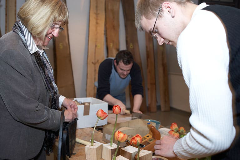 05_Holzbewegt128 Herstellung Der Gratis-Holzvasen